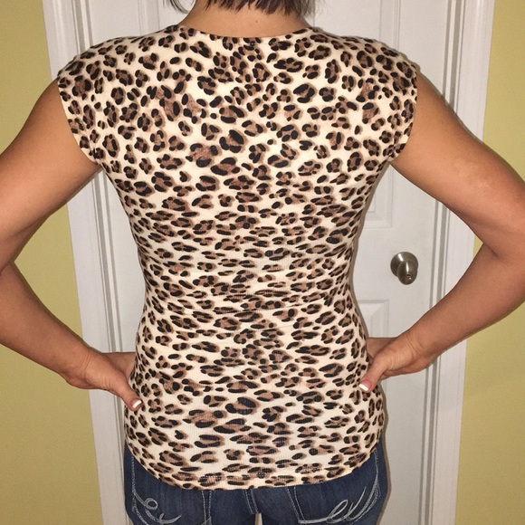 NWT Guess top - Picture 2 of 4